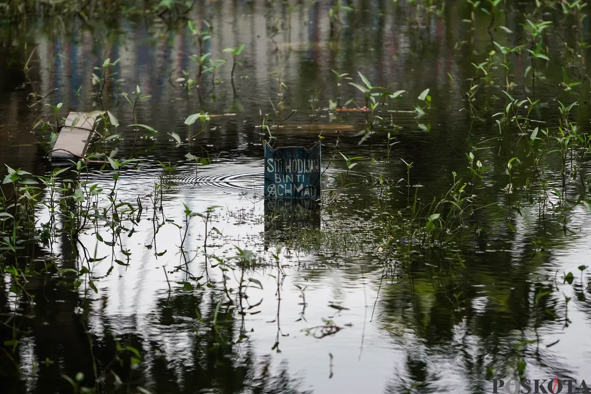 Sejumlah makam terendam banjir di Tempat Pemakaman Umum (TPU) Semper, Jakarta Utara, Selasa, 27 Januari 2026. (Sumber: Poskota/Bilal Nugraha Ginanjar)