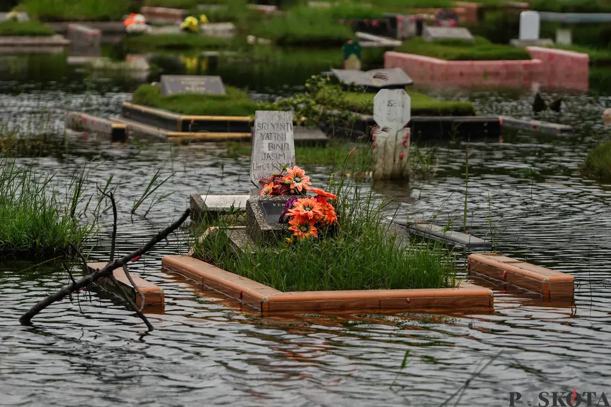 Sejumlah makam terendam banjir di Tempat Pemakaman Umum (TPU) Semper, Jakarta Utara, Selasa, 27 Januari 2026. (Sumber: Poskota/Bilal Nugraha Ginanjar)