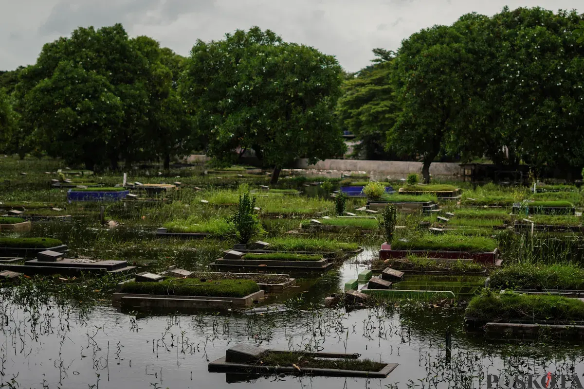 Sejumlah makam terendam banjir di Tempat Pemakaman Umum (TPU) Semper, Jakarta Utara, Selasa, 27 Januari 2026. (Sumber: Poskota/Bilal Nugraha Ginanjar)