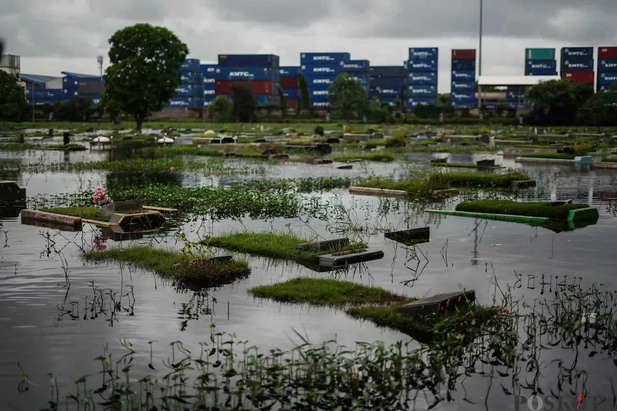 Sejumlah makam terendam banjir di Tempat Pemakaman Umum (TPU) Semper, Jakarta Utara, Selasa, 27 Januari 2026. (Sumber: Poskota/Bilal Nugraha Ginanjar)