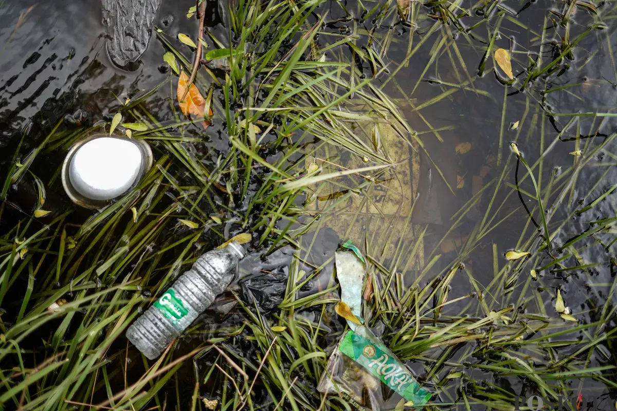 Sejumlah makam terendam banjir di Tempat Pemakaman Umum (TPU) Semper, Jakarta Utara, Selasa, 27 Januari 2026. (Sumber: Poskota/Bilal Nugraha Ginanjar)