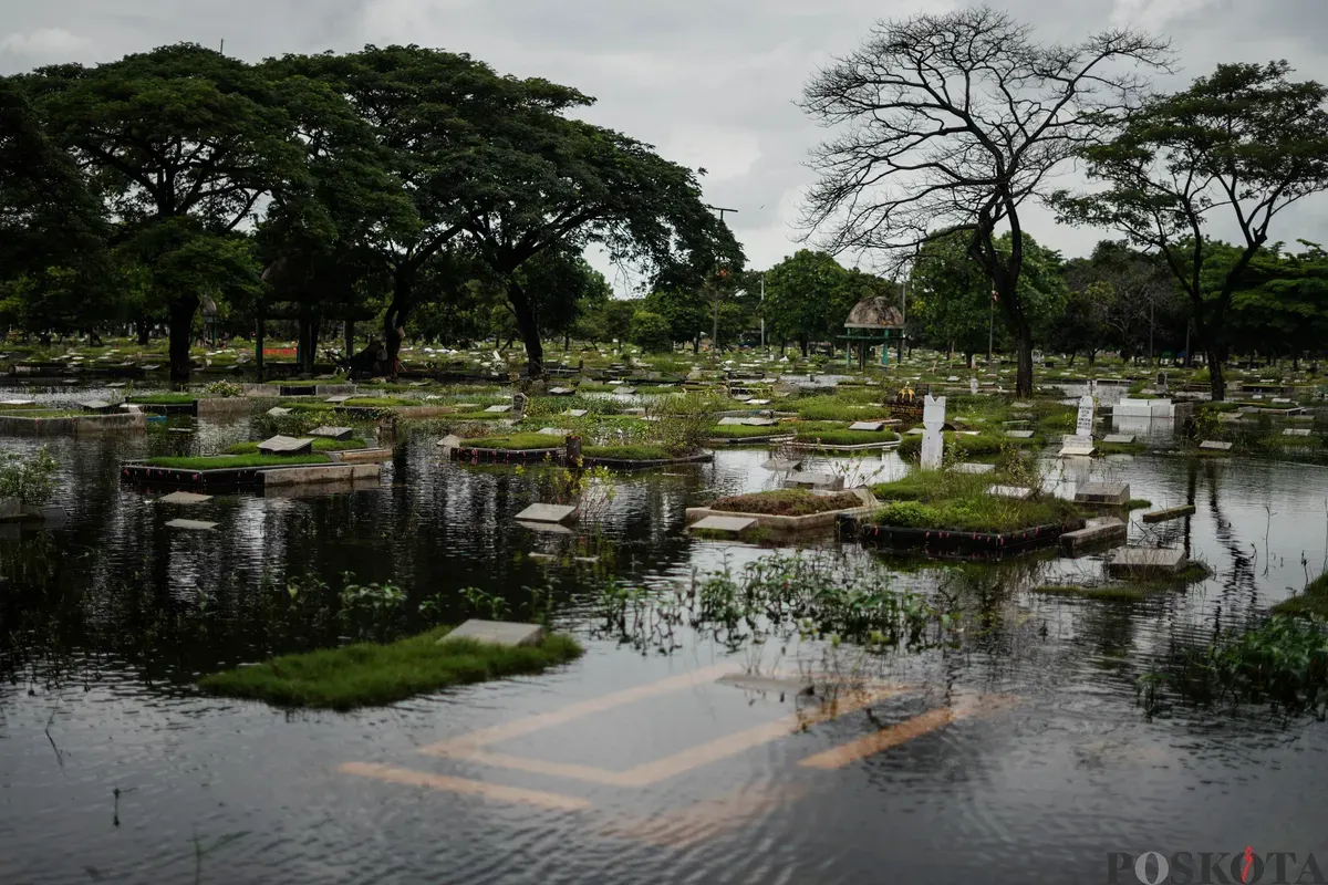 Sejumlah makam terendam banjir di Tempat Pemakaman Umum (TPU) Semper, Jakarta Utara, Selasa, 27 Januari 2026. (Sumber: Poskota/Bilal Nugraha Ginanjar)