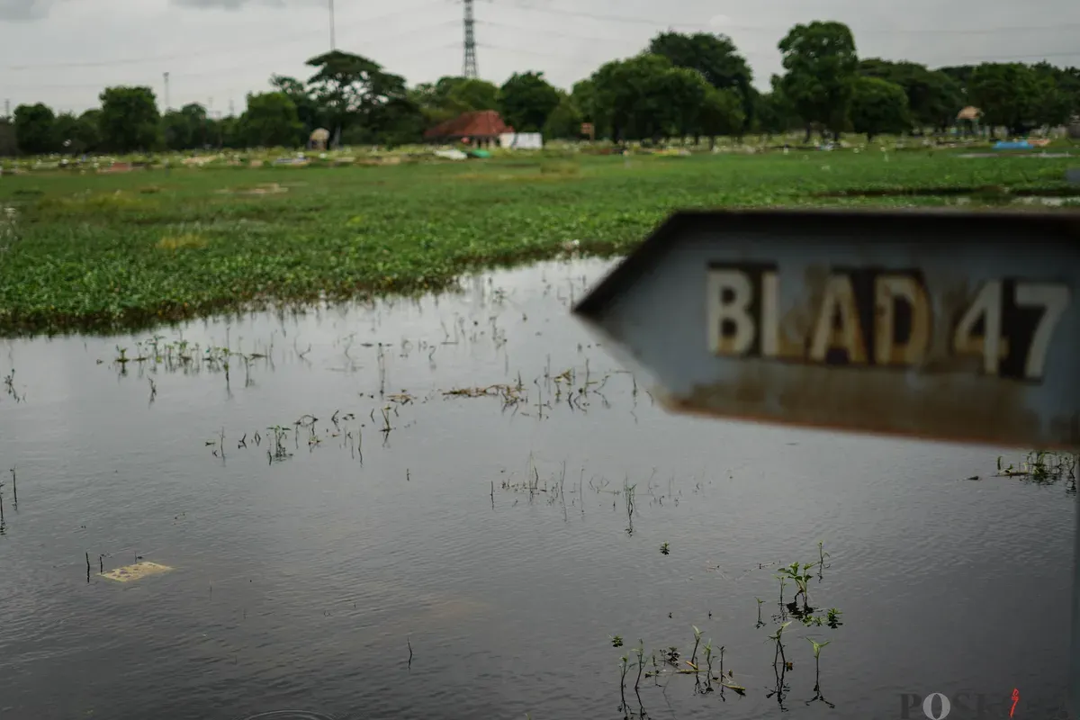 Sejumlah makam terendam banjir di Tempat Pemakaman Umum (TPU) Semper, Jakarta Utara, Selasa, 27 Januari 2026. (Sumber: Poskota/Bilal Nugraha Ginanjar)