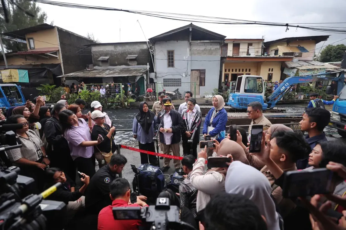 Gubernur DKI Jakarta Pramono Anung saat meninjau pengerukan Kali Cakung Lama di Jakarta Utara, Selasa, 27 Januari 2026. (Sumber: Kominfo)