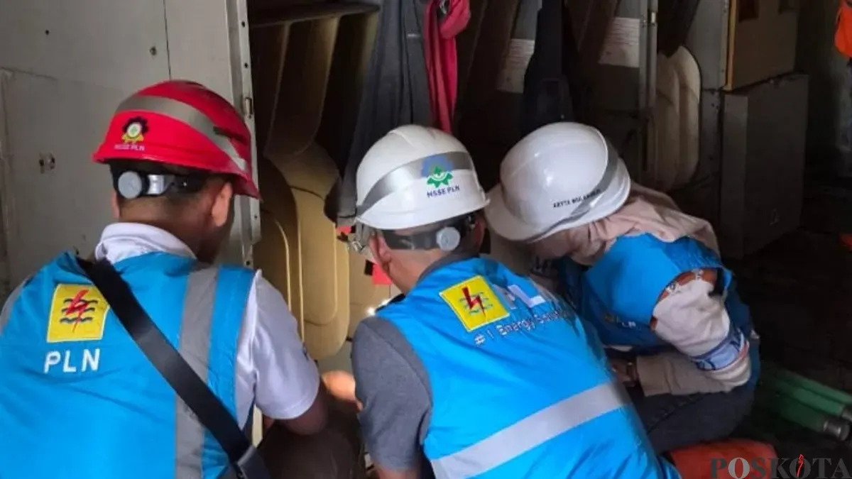 Petugas PLN UP3 Cimahi memeriksa genset untuk memastikan pasokan listrik di lokasi longsor Cisarua, Kabupaten Bandung Barat, tetap aman. (Sumber: Poskota/Gatot Poedji Utomo)