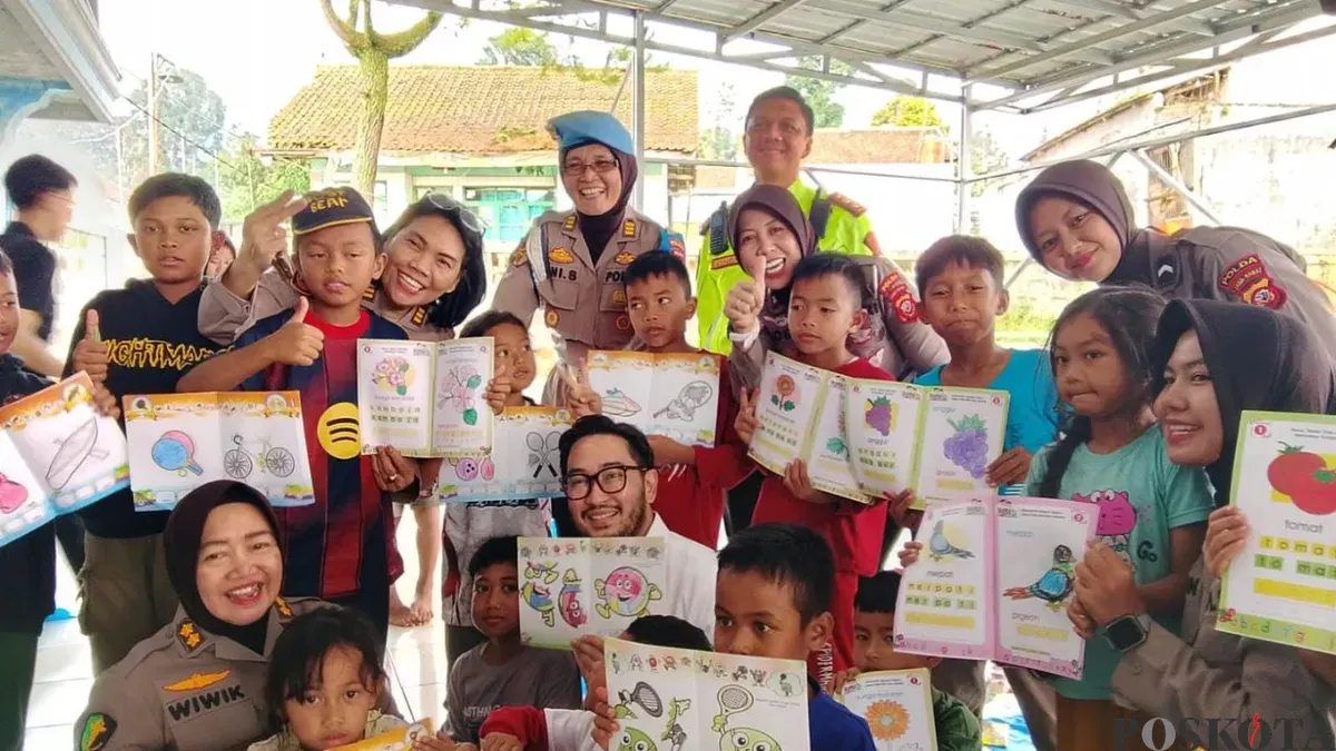 Kegiatan trauma healing diberikan kepada anak-anak korban bencana longsor di Desa Pasirlangu, Kecamatan Cisarua, Kabupaten Bandung Barat. (Sumber: Poskota/Gatot Poedji Utomo)
