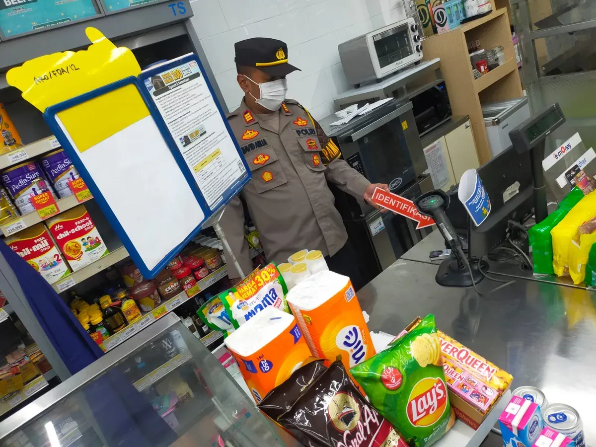Petugas kepolisian melakukan olah TKP di minimarket Indomaret Sukmajaya, Depok, yang dibobol pencuri dengan menjebol plafon, Rabu, 28 Januari 2026. Dua mesin ATM di dalam toko turut dirusak dalam aksi tersebut. (Sumber: Istimewa)