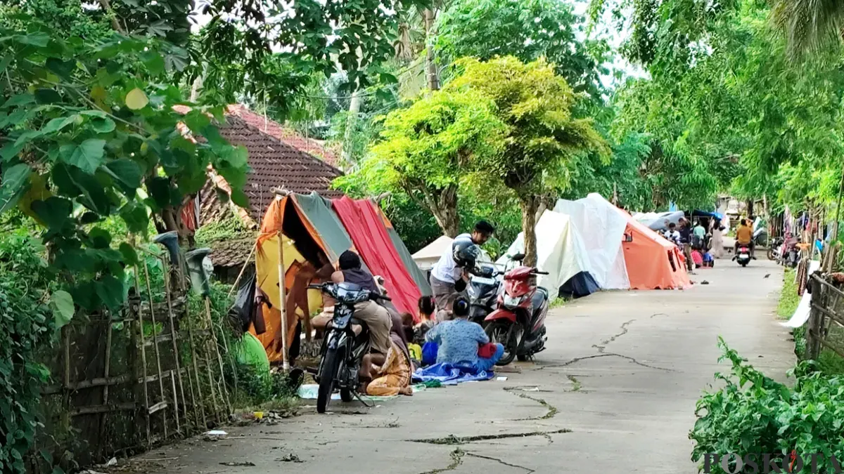 Lokasi pengungsian warga Kronjo menggunakan tenda darurat. (Sumber: Poskota/Veronica)