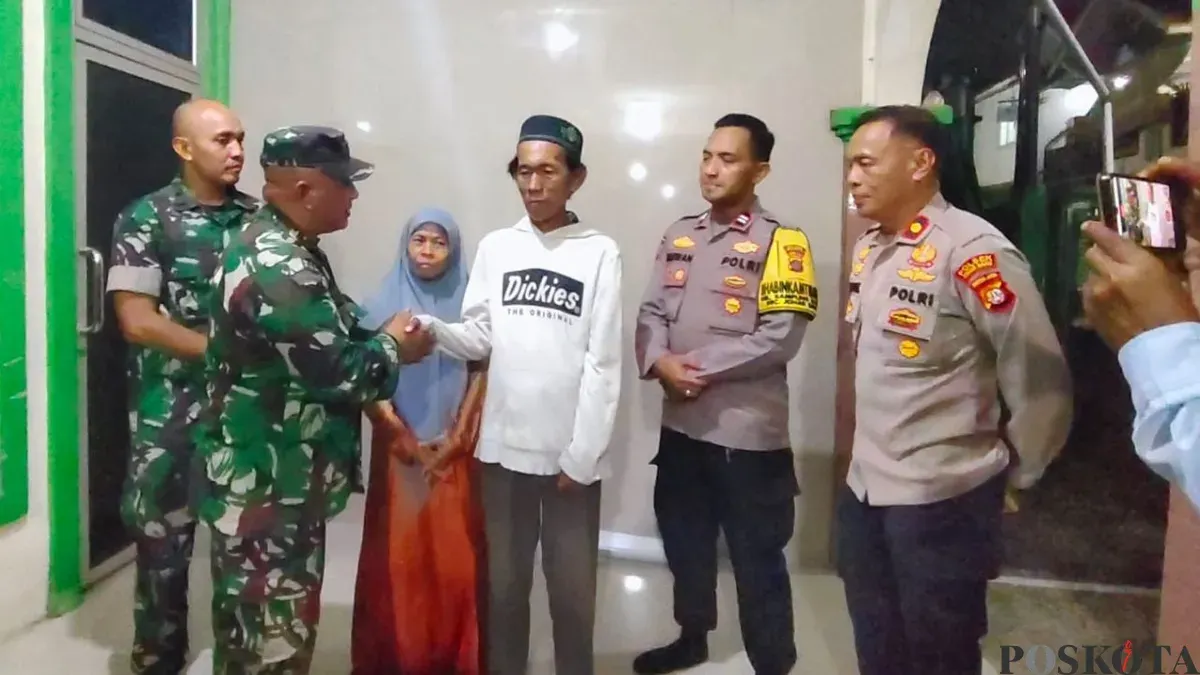 Aparat menyambangi rumah pedagang es kue viral di Desa Rawa Panjang, Kecamatan Bojonggede, Kabupaten Bogor, Selasa, 27 Januari 2026. (Sumber: Poskota/Angga Pahlevi)