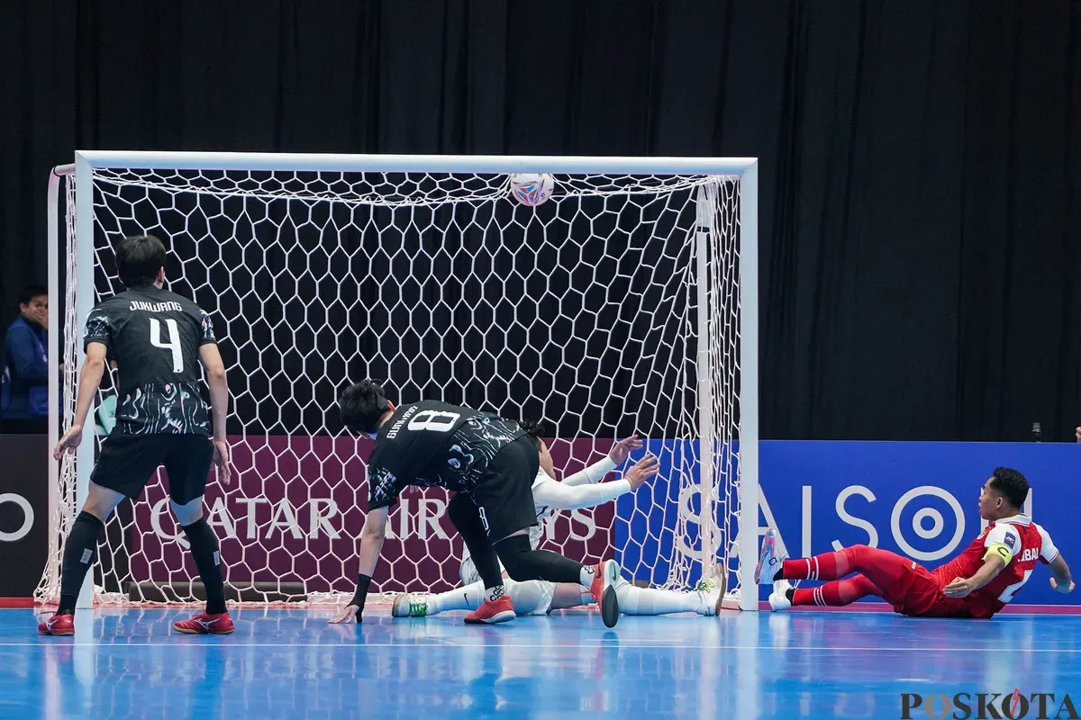 Pemain timnas futsal Indonesia Mochamad Iqbal mencetak gol ke gawang timnas futsal Korea Selatan pada pertandingan grup A AFC Futsal Asian Cup 2026 di Indonesia Arena, Senayan, Jakarta, Selasa, 27 Januari 2026. (Sumber: Poskota/Bilal Nugraha Ginanjar)