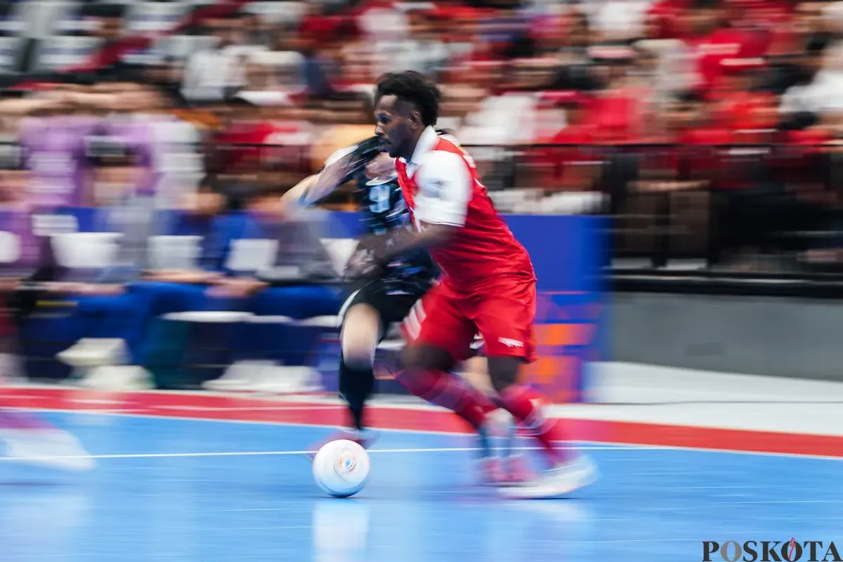 Pemain timnas futsal Indonesia Wendy Brian Lindrey Ick berebut bola dengan pemain timnas futsal Korea Selatan pada pertandingan grup A AFC Futsal Asian Cup 2026 di Indonesia Arena, Senayan, Jakarta, Selasa, 27 Januari 2026. (Sumber: Poskota/Bilal Nugraha Ginanjar)