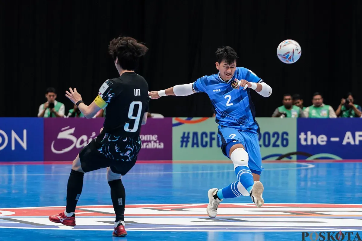 Pemain timnas futsal Indonesia Ahmad Habiebie berebut bola dengan pemain timnas futsal Korea Selatan pada pertandingan grup A AFC Futsal Asian Cup 2026 di Indonesia Arena, Senayan, Jakarta, Selasa, 27 Januari 2026. (Sumber: Poskota/Bilal Nugraha Ginanjar)