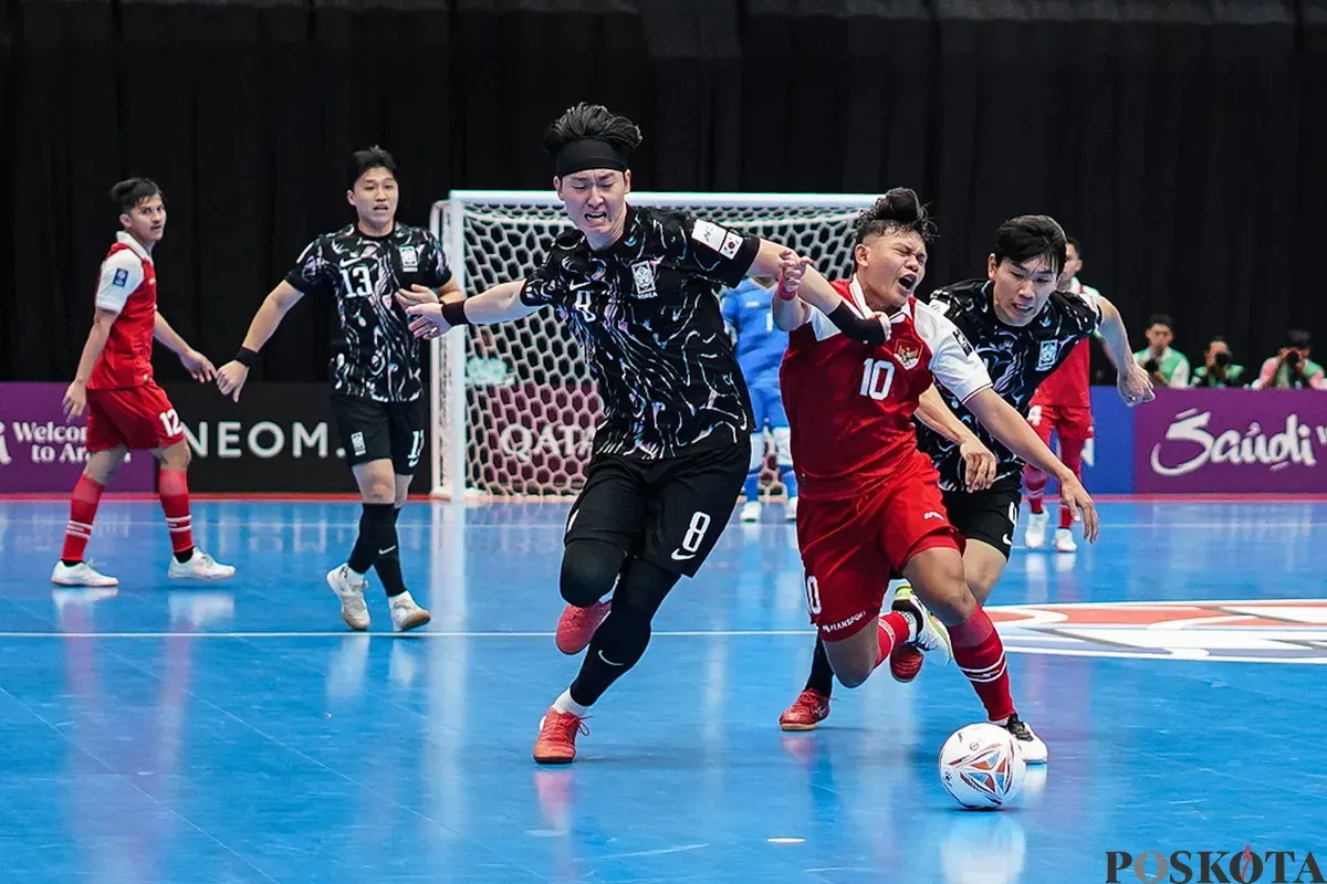 Pemain timnas futsal Indonesia Firman Adriansyah berebut bola dengan pemain timnas futsal Korea Selatan pada pertandingan grup A AFC Futsal Asian Cup 2026 di Indonesia Arena, Senayan, Jakarta, Selasa, 27 Januari 2026. (Sumber: Poskota/Bilal Nugraha Ginanjar)