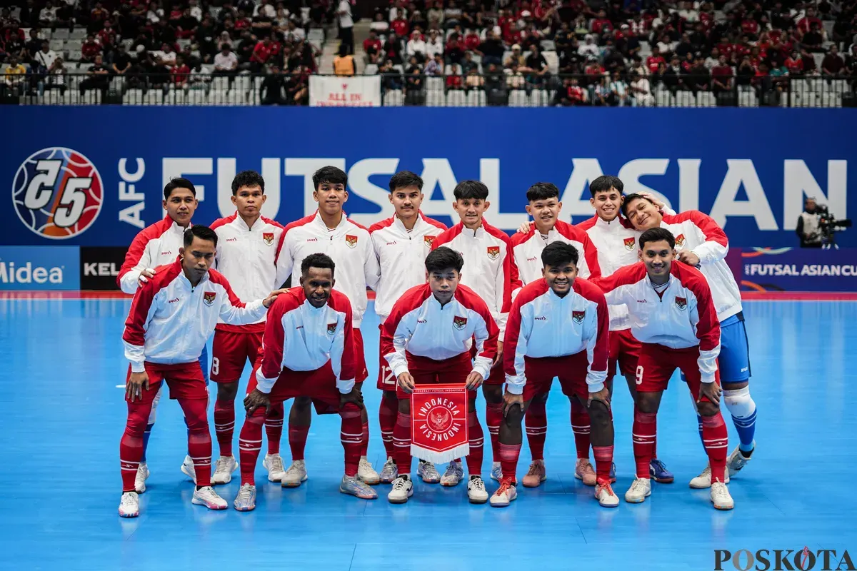 Skuad timnas futsal Indonesia saat melawan timnas futsal Korea Selatan (hitam) pada pertandingan grup A AFC Futsal Asian Cup 2026 di Indonesia Arena, Senayan, Jakarta, Selasa, 27 Januari 2026. (Sumber: Poskota/Bilal Nugraha Ginanjar)