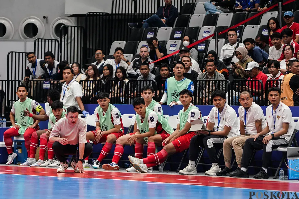Pelatih timnas futsal Indonesia Hector Souto memberi arahan saat laga melawan timnas futsal Korea Selatan pada pertandingan grup A AFC Futsal Asian Cup 2026 di Indonesia Arena, Senayan, Jakarta, Selasa, 27 Januari 2026. (Sumber: Poskota/Bilal Nugraha Ginanjar)