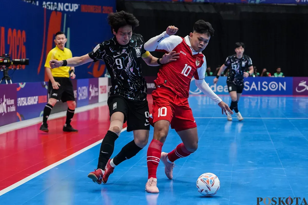 Pemain timnas futsal Indonesia Firman Adriansyah berebut bola dengan pemain timnas futsal Korea Selatan pada pertandingan grup A AFC Futsal Asian Cup 2026 di Indonesia Arena, Senayan, Jakarta, Selasa, 27 Januari 2026. (Sumber: Poskota/Bilal Nugraha Ginanjar)