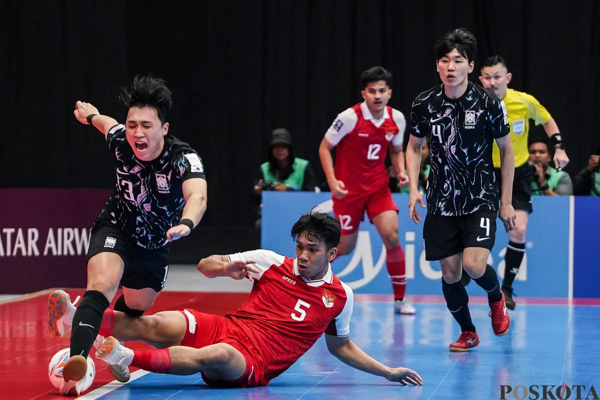 Pemain timnas futsal Indonesia Israr Megantara merebut bola dari pemain timnas futsal Korea Selatan  pada pertandingan grup A AFC Futsal Asian Cup 2026 di Indonesia Arena, Senayan, Jakarta, Selasa, 27 Januari 2026. (Sumber: Poskota/Bilal Nugraha Ginanjar)