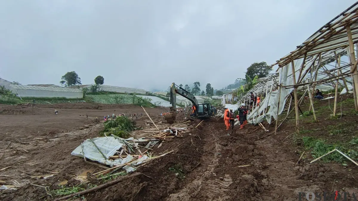 Situasi di lokasi longsor Desa Pasirlangu, Kecamatan Cisarua, Kabupaten Bandung Barat, Rabu, 28 Januari 2026. (Sumber: Poskota/Gatot Poedji Utomo)