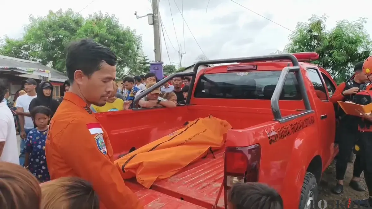 Proses evakuasi korban. (Sumber: Poskota/Veronica Prasetio)