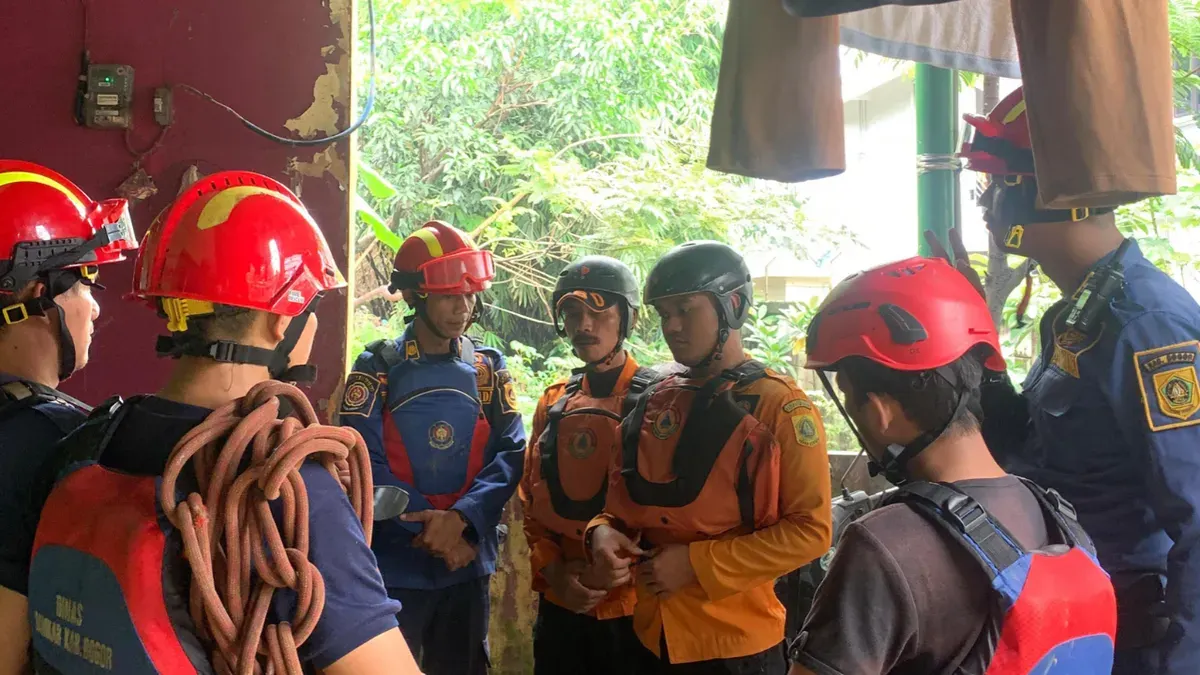 Tim SAR gabungan berdiskusi sebelum melakukan pencarian bocah hanyut di Kali Jantung Cibinong. (Sumber: BPBD)