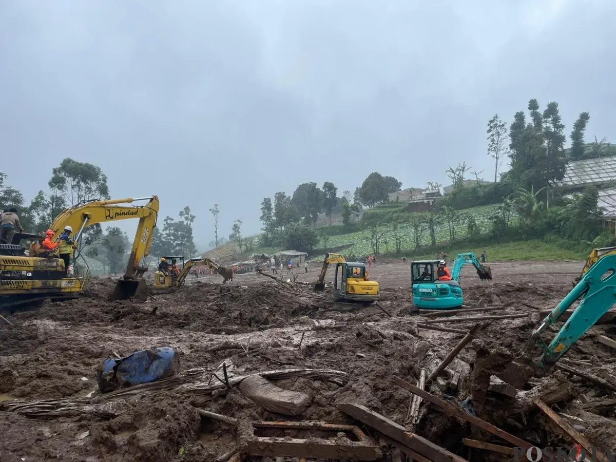 Petugas saat melakukan pencarian korban di Lokasi Longsor Cisarua, Kabupaten Bandung Batat. (Sumber: Poskota/Gatot Poedji Utomo)