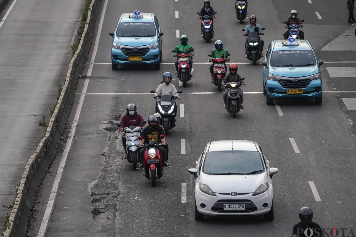 Pengendara melintasi jalanan berlubang di Jalan Palmerah, Mampang Prapatan Raya, dan Gatot Subroto, Jakarta, Rabu, 28 Januari 2025. (Sumber: Poskota/Bilal Nugraha Ginanjar)
