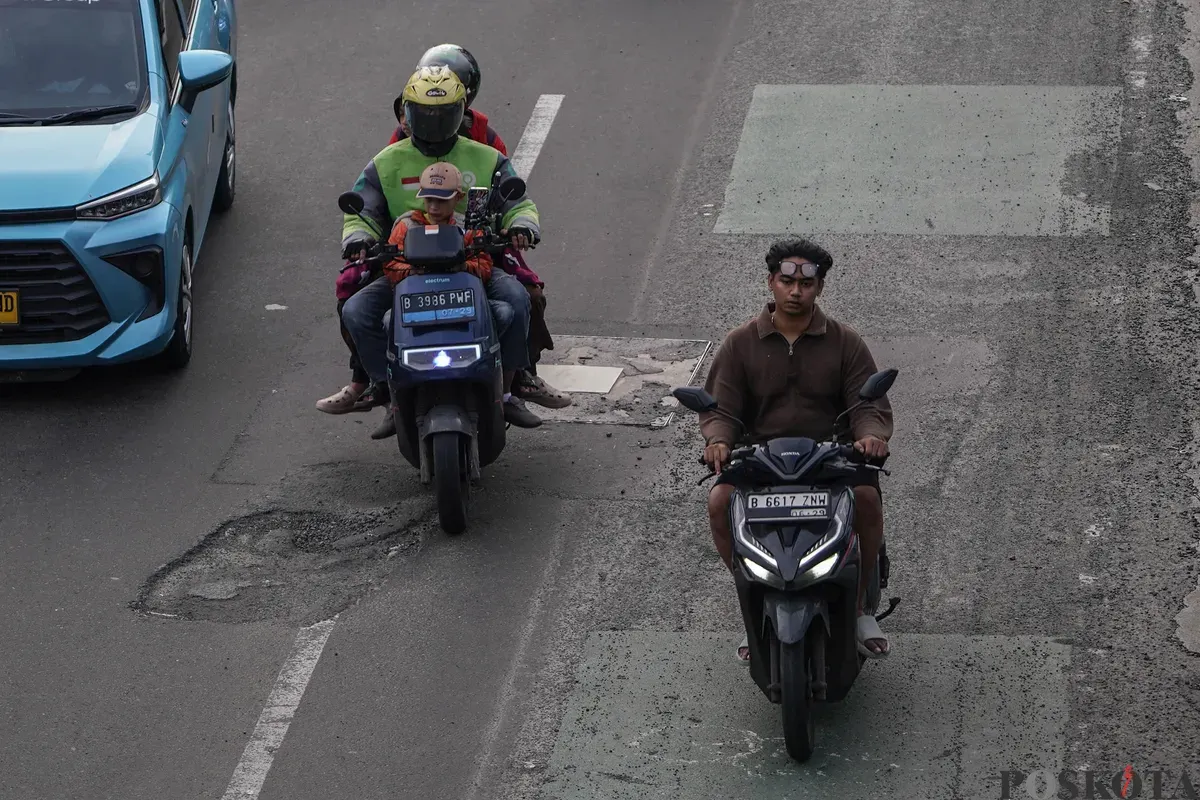 Pengendara melintasi jalanan berlubang di Jalan Palmerah, Mampang Prapatan Raya, dan Gatot Subroto, Jakarta, Rabu, 28 Januari 2025. (Sumber: Poskota/Bilal Nugraha Ginanjar)