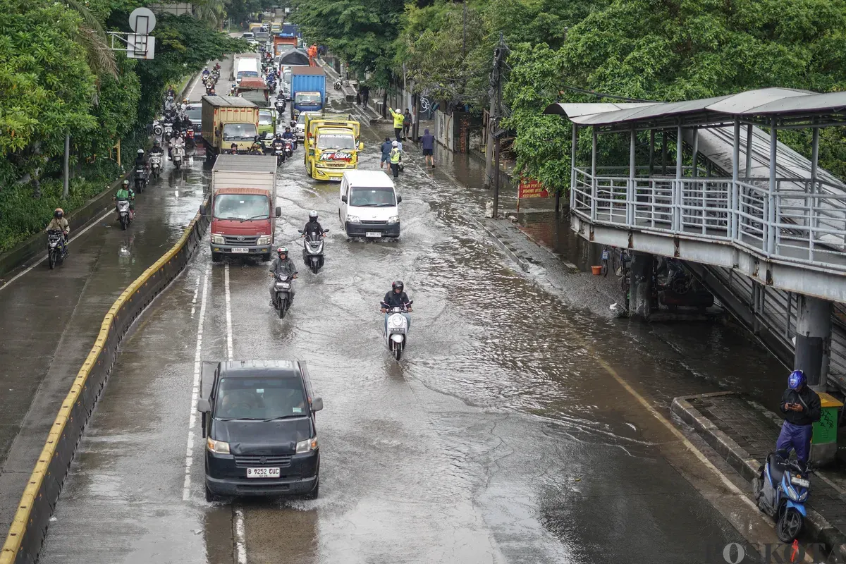 Sejumlah kendaraan melintasi jalan yang terendam banjir di Jalan Daan Mogot, Jakarta, Kamis, 29 Januari 2026. (Sumber: Poskota/Bilal Nugraha Ginanjar)