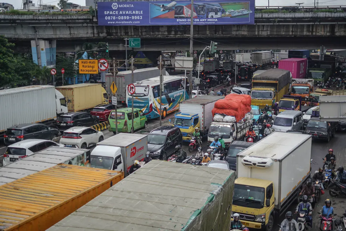 Sejumlah kendaraan terjebak kemacetan akibat melintasi banjir di Jalan Daan Mogot, Jakarta, Kamis, 29 Januari 2026. (Sumber: Poskota/Bilal Nugraha Ginanjar)