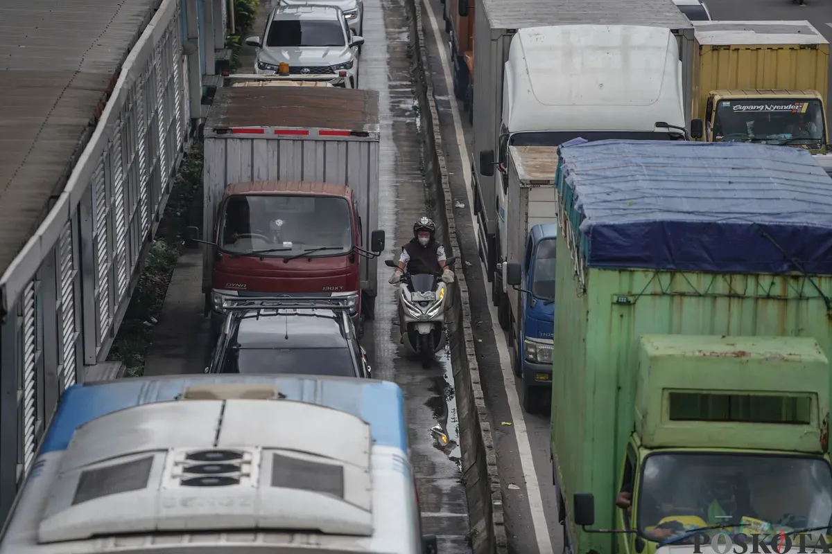 Sejumlah kendaraan terjebak kemacetan akibat melintasi banjir di Jalan Daan Mogot, Jakarta, Kamis, 29 Januari 2026. (Sumber: Poskota/Bilal Nugraha Ginanjar)