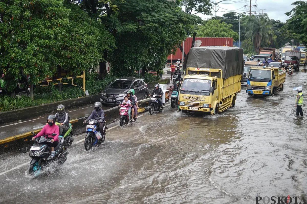 Sejumlah kendaraan melintasi jalan yang terendam banjir di Jalan Daan Mogot, Jakarta, Kamis, 29 Januari 2026. (Sumber: Poskota/Bilal Nugraha Ginanjar)