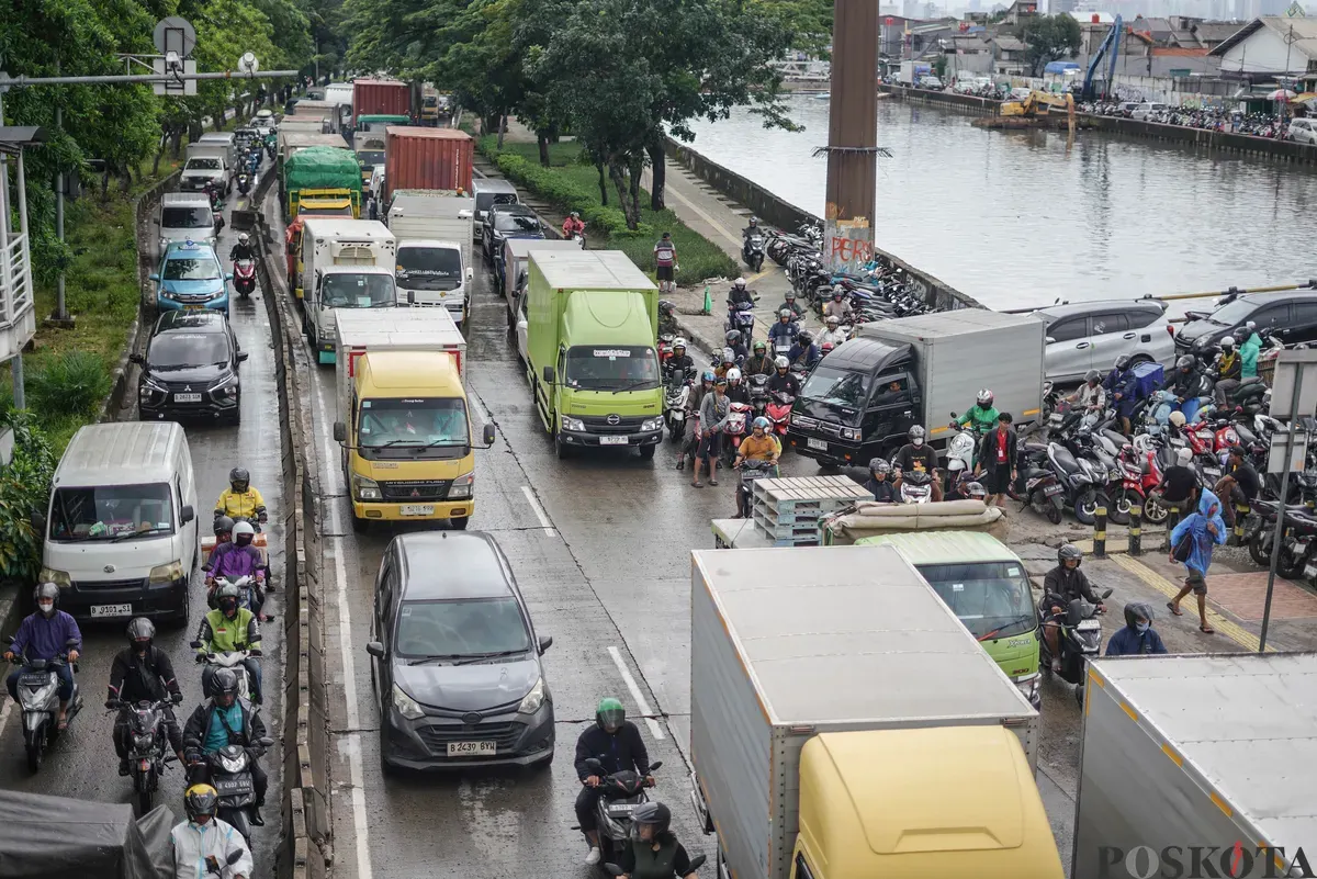 Sejumlah kendaraan terjebak kemacetan akibat melintasi banjir di Jalan Daan Mogot, Jakarta, Kamis, 29 Januari 2026. (Sumber: Poskota/Bilal Nugraha Ginanjar)