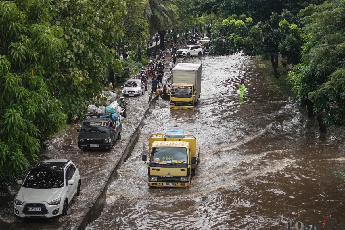 Sejumlah kendaraan melintasi jalan yang terendam banjir di Jalan Daan Mogot, Jakarta, Kamis, 29 Januari 2026. (Sumber: Poskota/Bilal Nugraha Ginanjar)