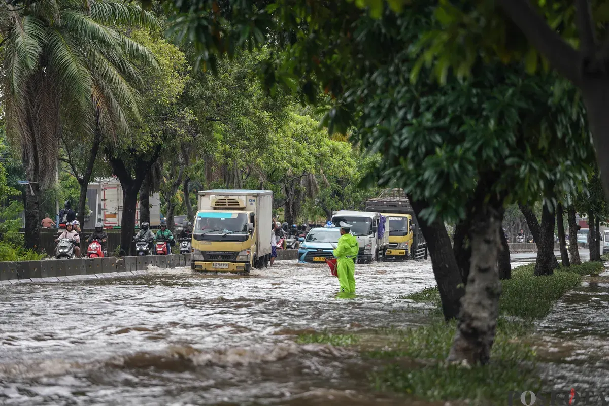 Sejumlah kendaraan melintasi jalan yang terendam banjir di Jalan Daan Mogot, Jakarta, Kamis, 29 Januari 2026. (Sumber: Poskota/Bilal Nugraha Ginanjar)