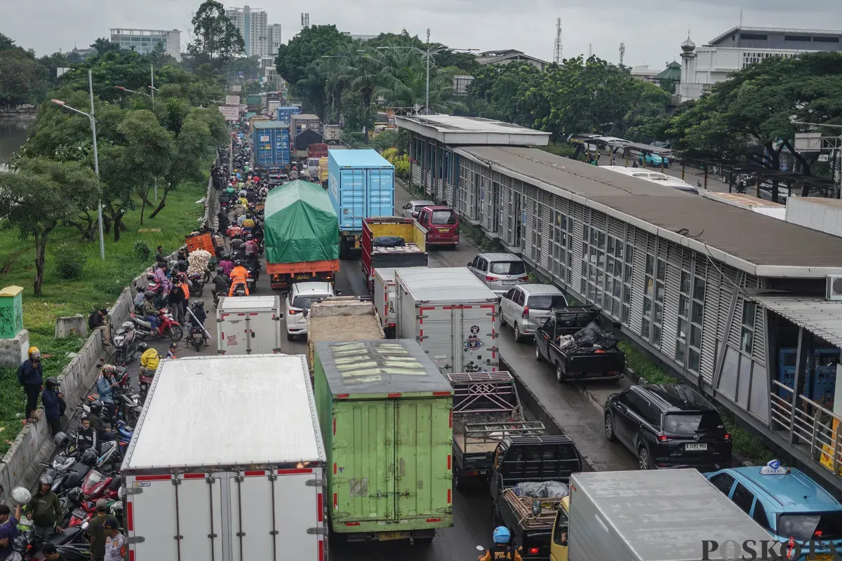 Sejumlah kendaraan terjebak kemacetan akibat melintasi banjir di Jalan Daan Mogot, Jakarta, Kamis, 29 Januari 2026. (Sumber: Poskota/Bilal Nugraha Ginanjar)
