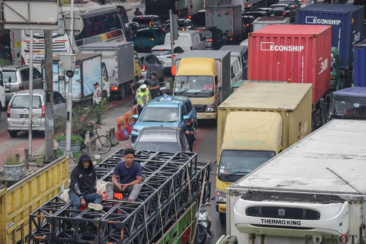 Sejumlah kendaraan terjebak kemacetan akibat melintasi banjir di Jalan Daan Mogot, Jakarta, Kamis, 29 Januari 2026. (Sumber: Poskota/Bilal Nugraha Ginanjar)