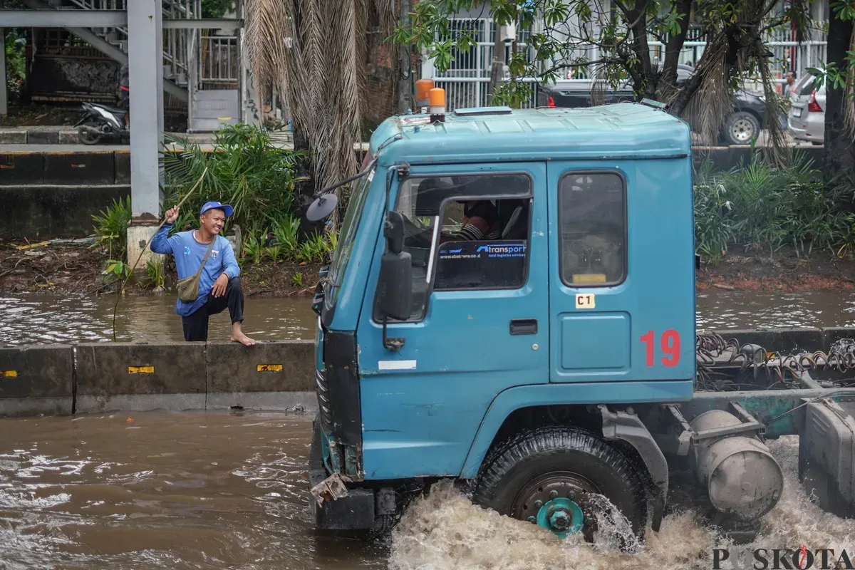 Sejumlah kendaraan melintasi jalan yang terendam banjir di Jalan Daan Mogot, Jakarta, Kamis, 29 Januari 2026. (Sumber: Poskota/Bilal Nugraha Ginanjar)