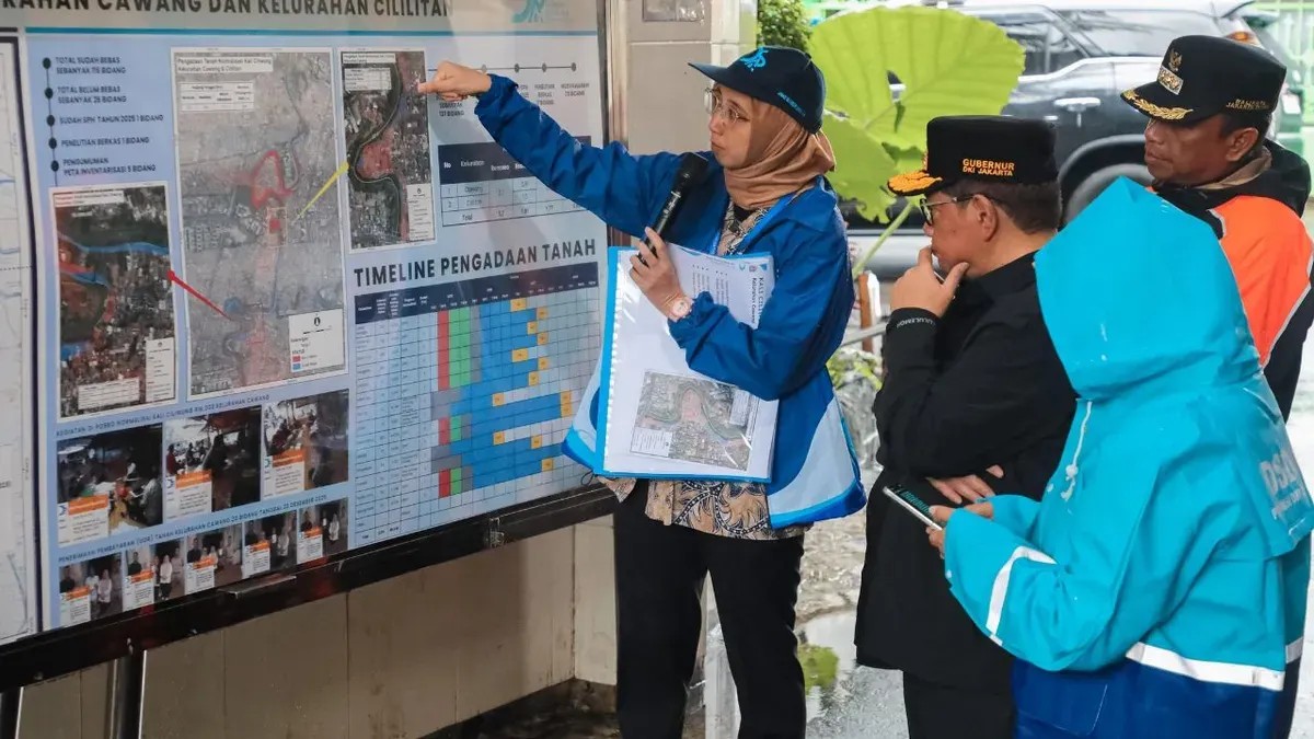 Kepala Dinas SDA Jakarta, Ika Agustin Ningrum menjelaskan skema normalisasi Ciliwung di Kelurahan Cawang, Jakarta Timur, Kamis, 29 Januari 2026. (Sumber: Dok. Pemprov Jakarta)