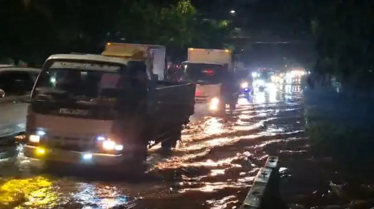 Kondisi genangan di ruas Jalan Daan Mogot, Cengkareng, Jakarta Barat, Kamis, 29 Januari 2026 malam (Sumber: Istimewa)