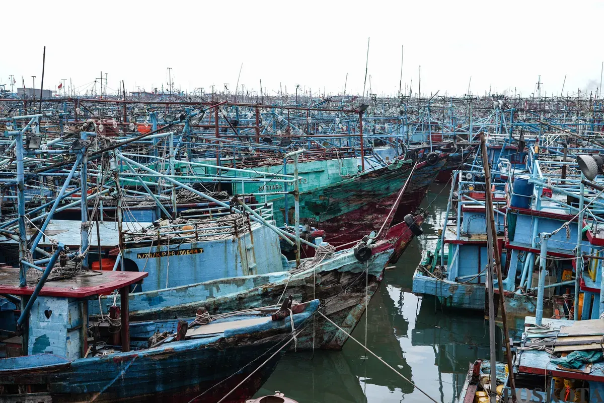 Sejumlah kapal nelayan bersandar di Pelabuhan Muara Angke, Jakarta, Kamis, 29 Januari 2026. (Sumber: Poskota/Bilal Nugraha Ginanjar)