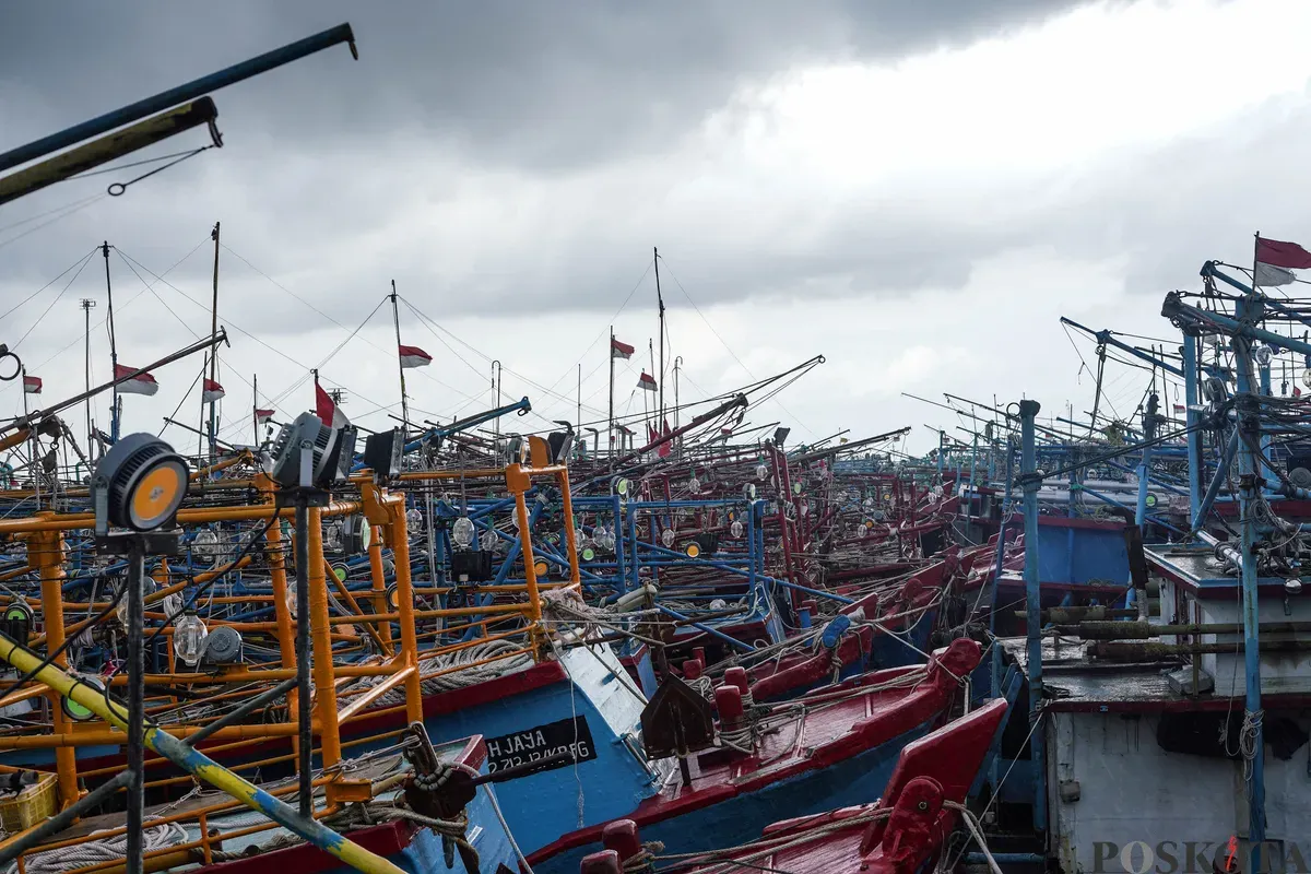 Sejumlah kapal nelayan bersandar di Pelabuhan Muara Angke, Jakarta, Kamis, 29 Januari 2026. (Sumber: Poskota/Bilal Nugraha Ginanjar)