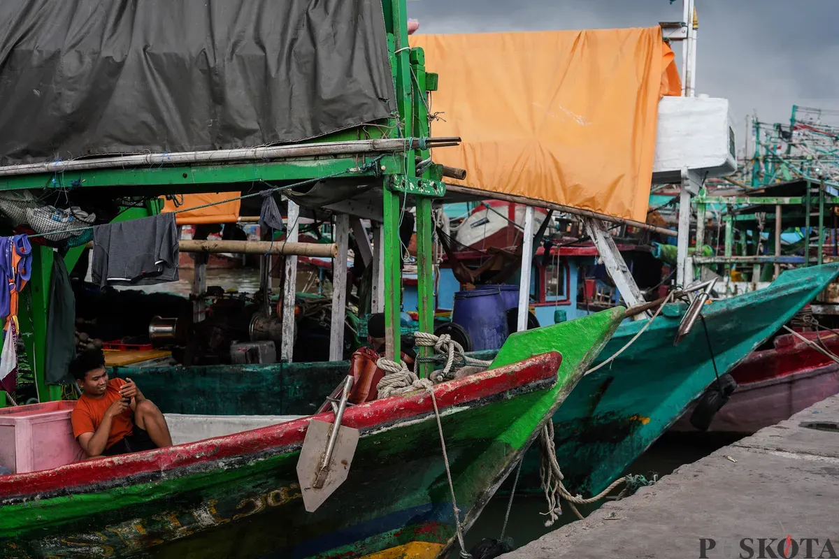 Sejumlah kapal nelayan bersandar di Pelabuhan Muara Angke, Jakarta, Kamis, 29 Januari 2026. (Sumber: Poskota/Bilal Nugraha Ginanjar)