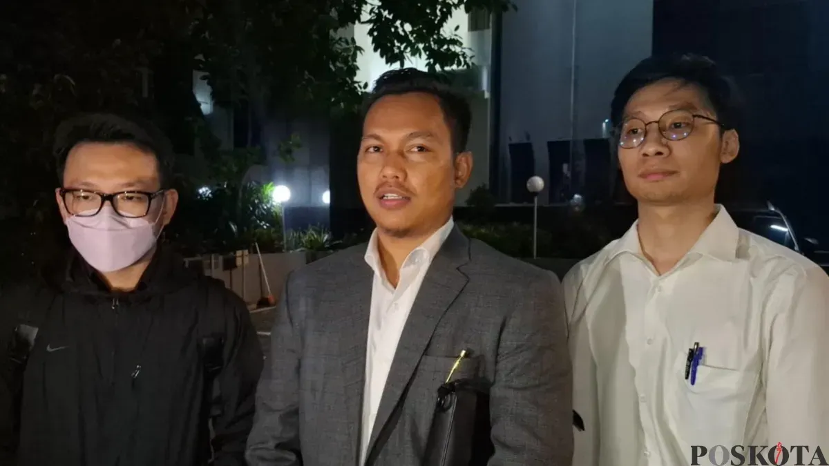 Kuasa hukum pelapor, Jajang saat ditemui di di Polda Metro Jaya atas kasus dugaan dugaan penipuan investasi trading kripto yang dikaitkan dengan influencer Timothy Ronald dan Kalimasada. (Sumber: Poskota/Ali Mansur)