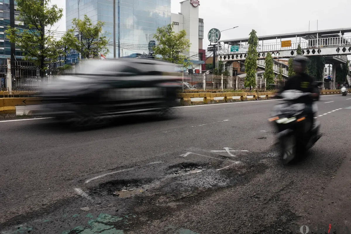 Pengendara melintasi jalanan berlubang di Jalan Palmerah, Mampang Prapatan Raya, dan Gatot Subroto, Jakarta, Rabu, 28 Januari 2025. (Sumber: Poskota/Bilal Nugraha Ginanjar)
