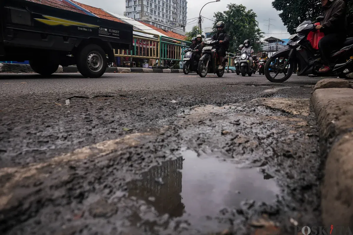 Pengendara melintasi jalanan berlubang di Jalan Palmerah, Mampang Prapatan Raya, dan Gatot Subroto, Jakarta, Rabu, 28 Januari 2025. (Sumber: Poskota/Bilal Nugraha Ginanjar)