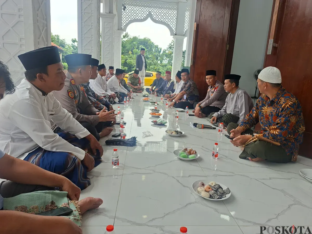Kapolsek Cimanggis Kompol Jupriono saat memberikan imbauan kamtibmas kepada warga dalam kegiatan Jumat Curhat di Masjid Agung Jami Al Husmah, Tapos, Depok. (Sumber: Poskota/Angga Pahlevi)