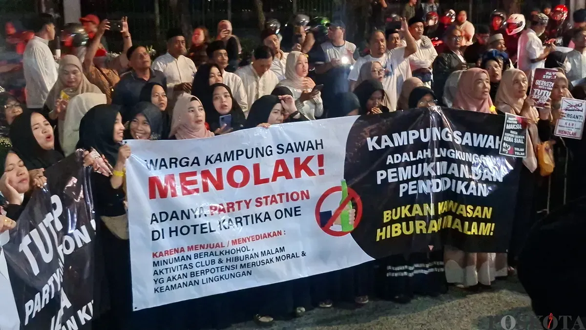 Ratusan massa turun ke Jalan Lenteng Agung menuntut penutupan Kartika One Hotel diduga menjual miras. (Sumber: Poskota/Angga Pahlevi)