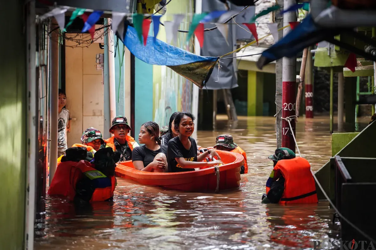 Warga berjalan melintasi banjir yang menggenangi kawasan Kebon Pala, Jakarta Timur, Jumat, 30 Januari 2026 (Sumber: Poskota/Bilal Nugraha Ginanjar)