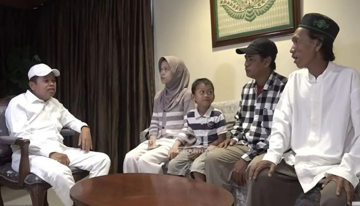 Dedi Mulyadi memarahi Sudrajat, penjual es gabus yang pengakuannya berubah-ubah soal biaya sekolah dan rumah. (Sumber: YouTube/KANG DEDI MULYADI CHANNEL)