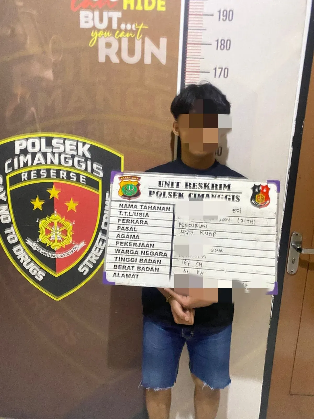 Petugas Polsek Cimanggis mengamankan pelaku pencurian ruko kosong berinisial ET, 21 tahun, beserta barang bukti hasil kejahatan di Depok. (Sumber: Istimewa)